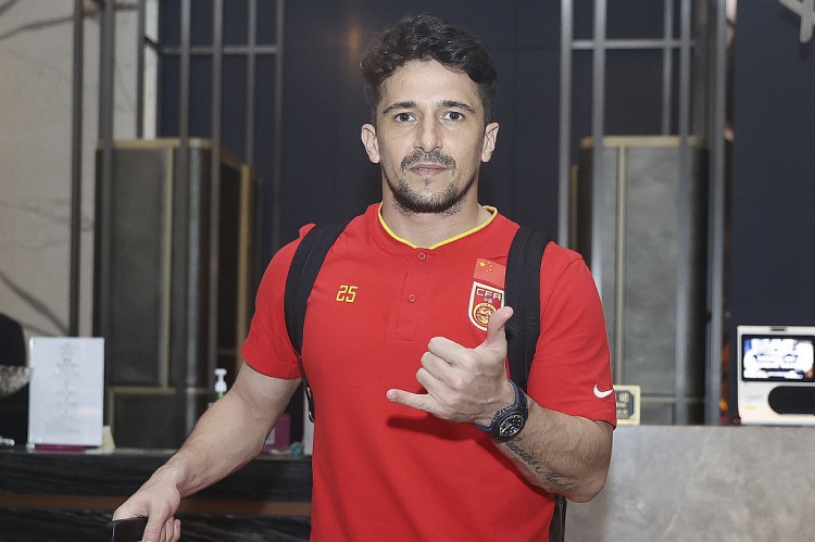 仍是中国人！洛国富晒照，他使用中国护照乘飞机，乘客名luoguofu