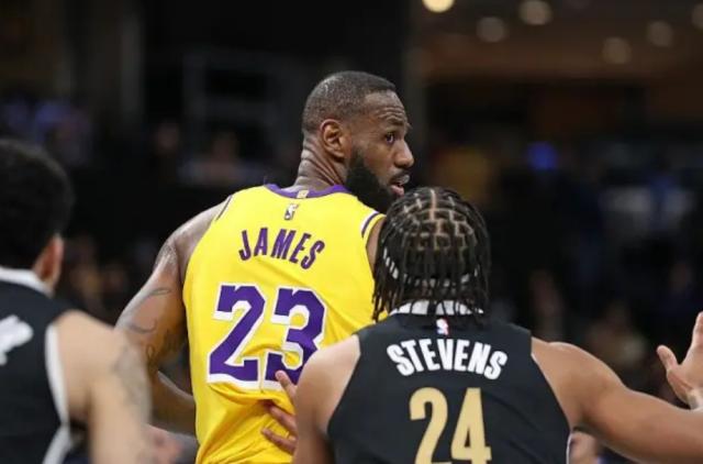 开云体育网址下载-勇士体系独一无二不因库里？詹姆斯告诉你谁是关键