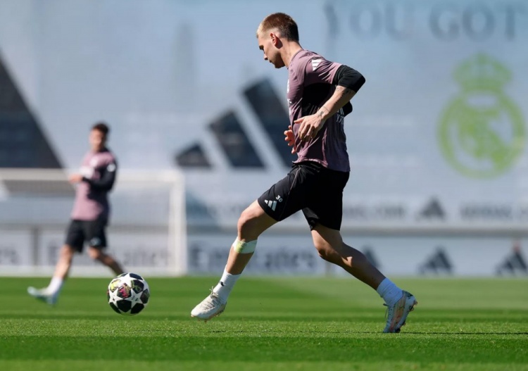 开云体育网址-皇马官方报球队训练：卡雷拉斯进行部分合练，姆巴佩也参与其中