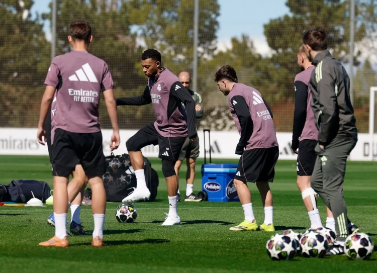 开云体育网址-皇马官方报球队训练：卡雷拉斯进行部分合练，姆巴佩也参与其中