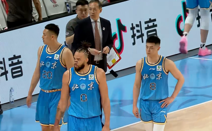 开云体育网址-CBA疯狂一夜:上海战胜北京夺19连胜,广厦又输广东,排名变乱了