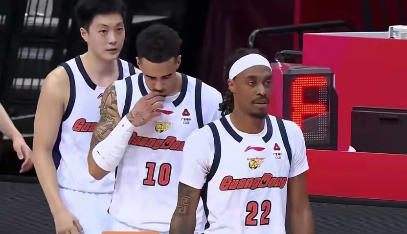开云体育网址-CBA疯狂一夜:上海战胜北京夺19连胜,广厦又输广东,排名变乱了